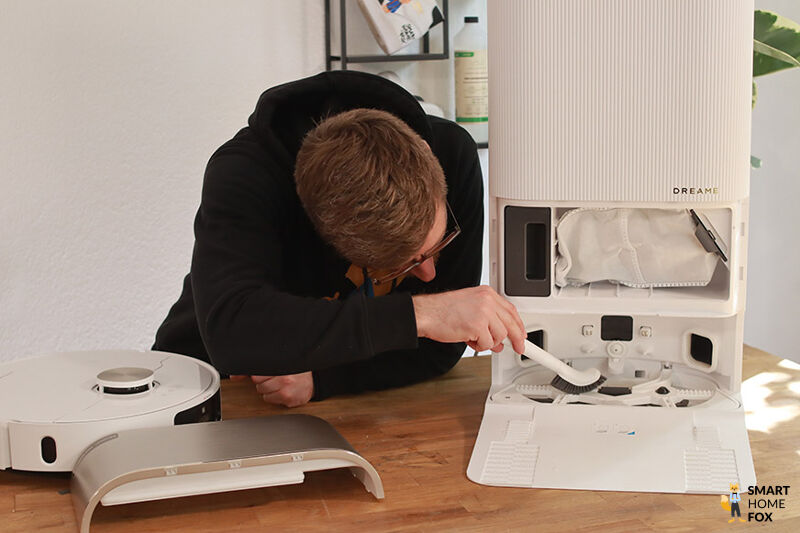 Die Wischwanne des Dreame X40 wird durchgewischt.